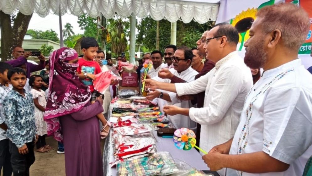 নববর্ষে ঠাকুরগাঁওয়ে সুবিধা বঞ্চিত শিশুরা পেল নতুন জামা