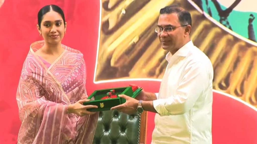 খালেদা জিয়ার স্বাধীনতা পদক নিলেন নাতনি জাইমা রহমান