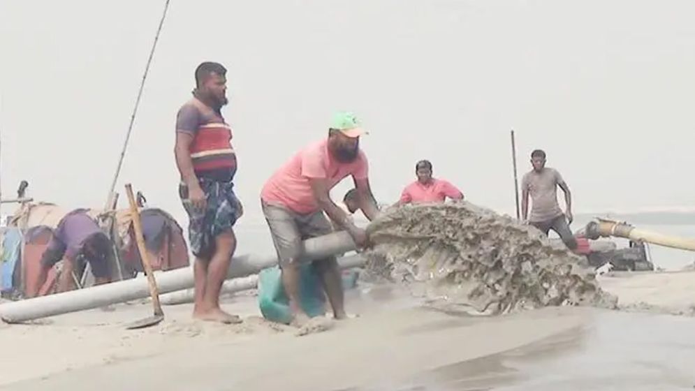 ‘জুলাই আন্দোলনে সরকার সরিয়েছেন, অবৈধ বালু উত্তোলন বন্ধ করতে পারবেন না?’