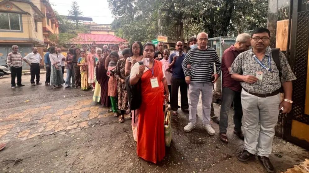 পশ্চিমবঙ্গে বিধানসভা নির্বাচনের প্রথম দফার ভোটগ্রহণ চলছে