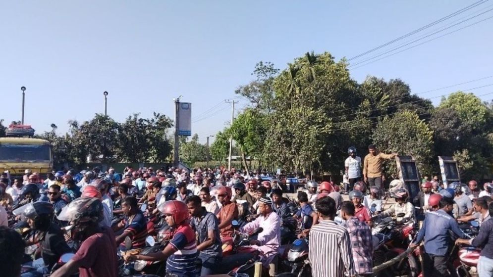 নীলফামারীতে ফুয়েল কার্ড ছাড়াই মিলছে জ্বালানি, ভোগান্তিতে বৈধ গ্রাহক