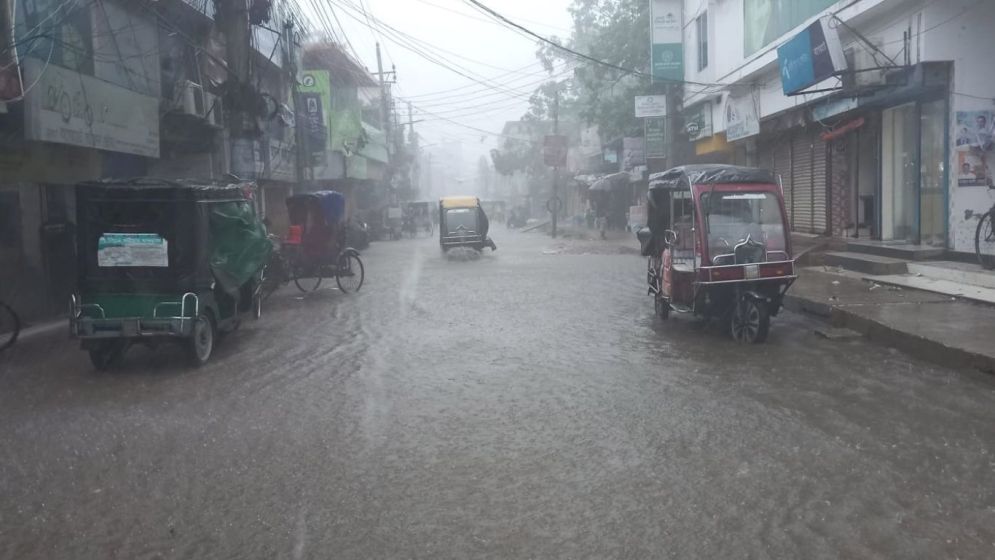 গরমের পর স্বস্তির বৃষ্টি বাগেরহাটে, চিন্তায় কৃষক