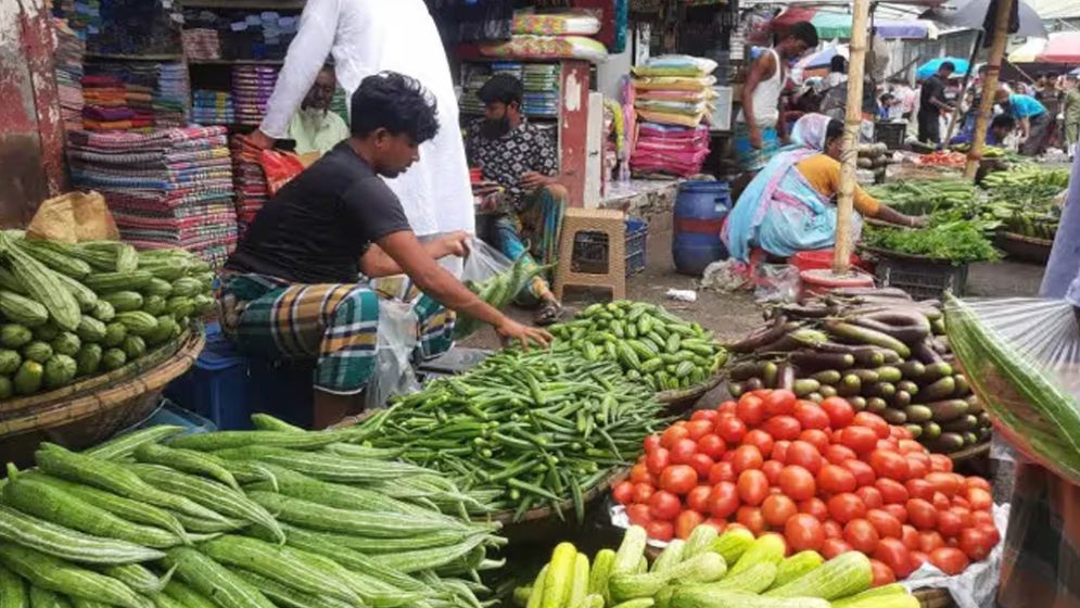 বৃষ্টির প্রভাবে চড়া সবজির বাজার