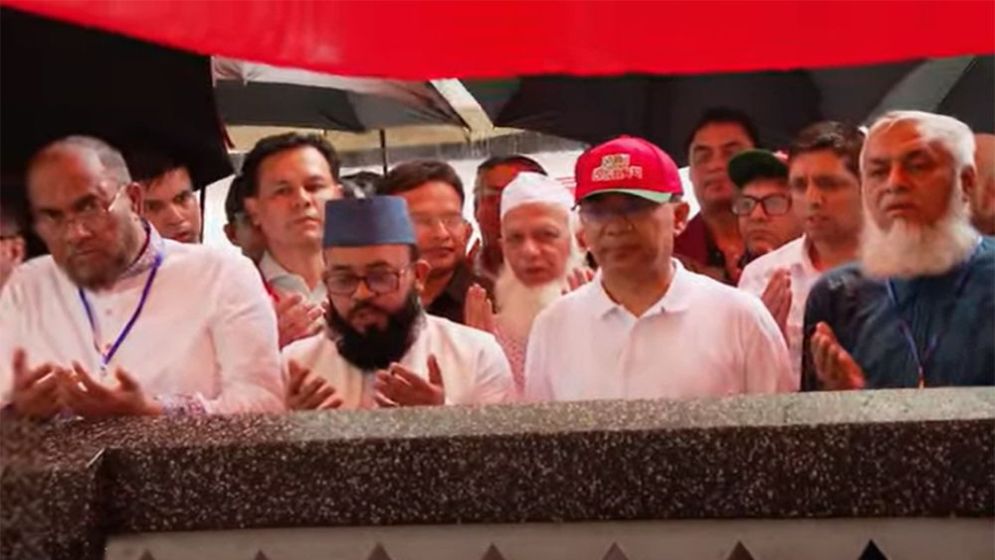 সিলেট পৌঁছে মাজার জিয়ারত করলেন প্রধানমন্ত্রী