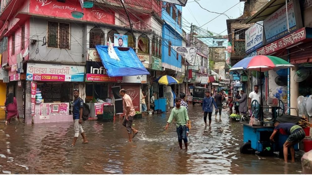 বাগেরহাটে এক ঘণ্টার বৃষ্টিতে জলাবদ্ধতা, ভোগান্তিতে জনজীবন