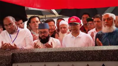 সিলেট পৌঁছে মাজার জিয়ারত করলেন প্রধানমন্ত্রী