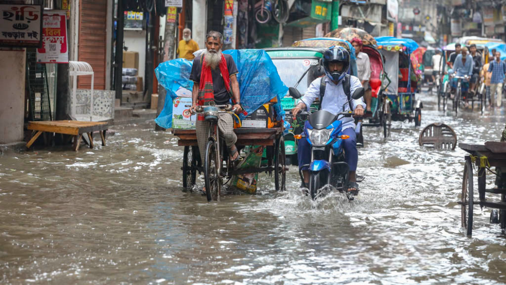 ঢাকায় বাড়ি কিনবেন, সঙ্গে একটা নৌকাও কিনুন