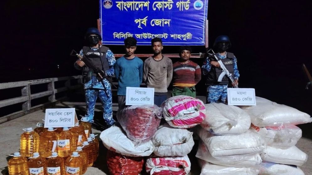 টেকনাফে কোস্ট গার্ডের অভিযানে বিদেশি মদসহ আটক ১৩