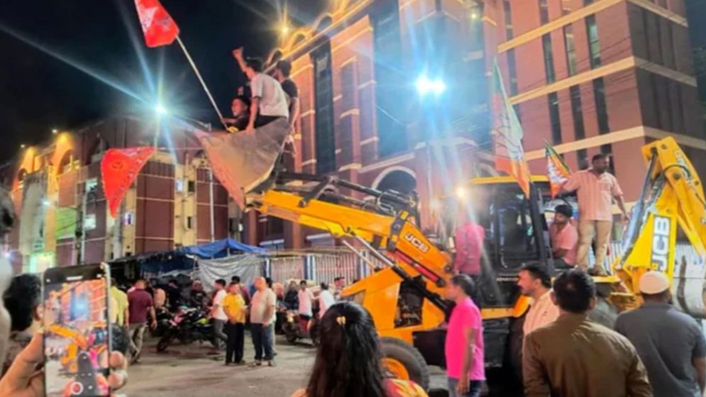 পশ্চিমবঙ্গে বুলডোজার নিয়ে বিজেপিকর্মীদের মিছিল, ভাঙচুর