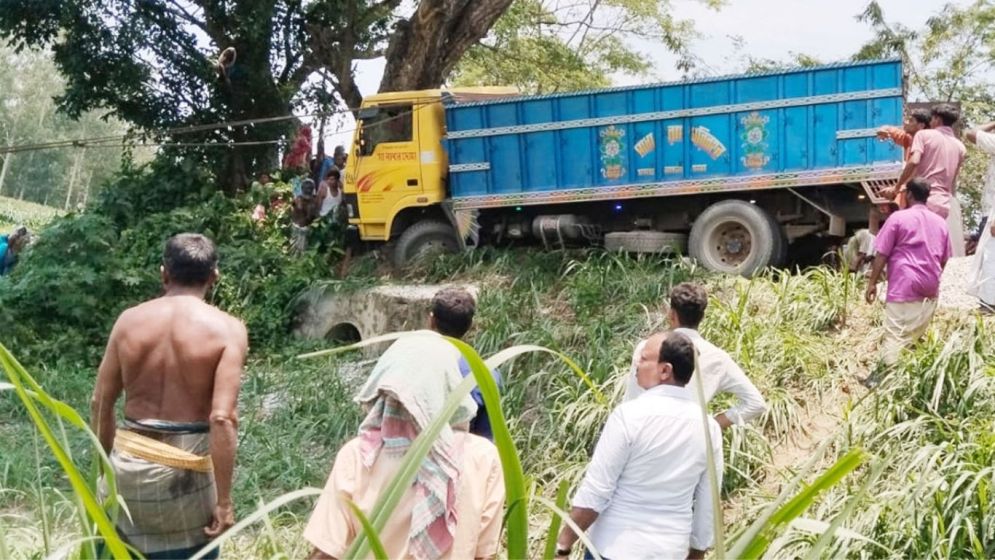 সাটুরিয়ায় ট্রাক-মোটরসাইকেল সংঘর্ষ, নিহত ৩