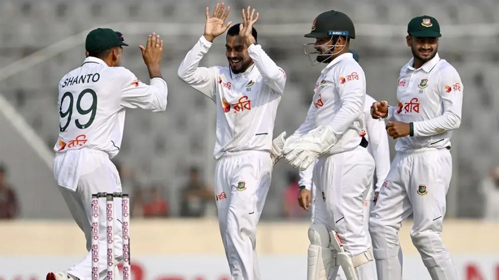 মিরাজের ফাইফার, বাংলাদেশের ২৭ রানের লিড
