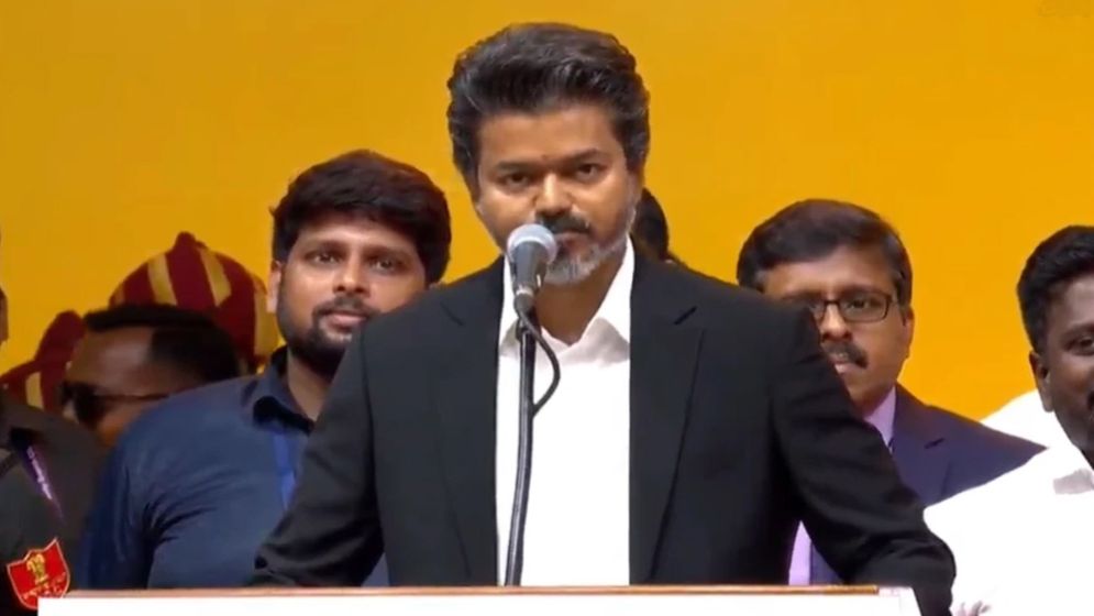 মুখ্যমন্ত্রী হিসেবে শপথ নিলেন থালাপতি বিজয়