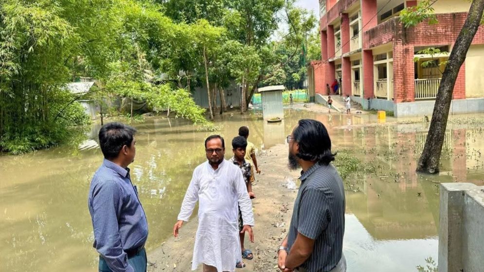 জলাবদ্ধতায় দুর্ভোগে সাহাপুর সরকারি প্রাথমিক বিদ্যালয়ের শিক্ষার্থীরা