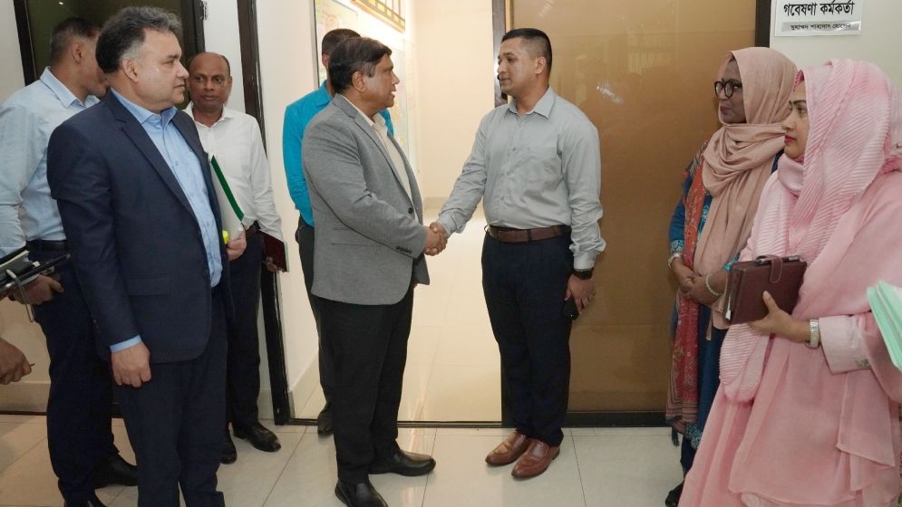 সশস্ত্র বাহিনীর ভূমিকা আরও দৃশ্যমান করতে হবে: প্রতিরক্ষা উপদেষ্টা