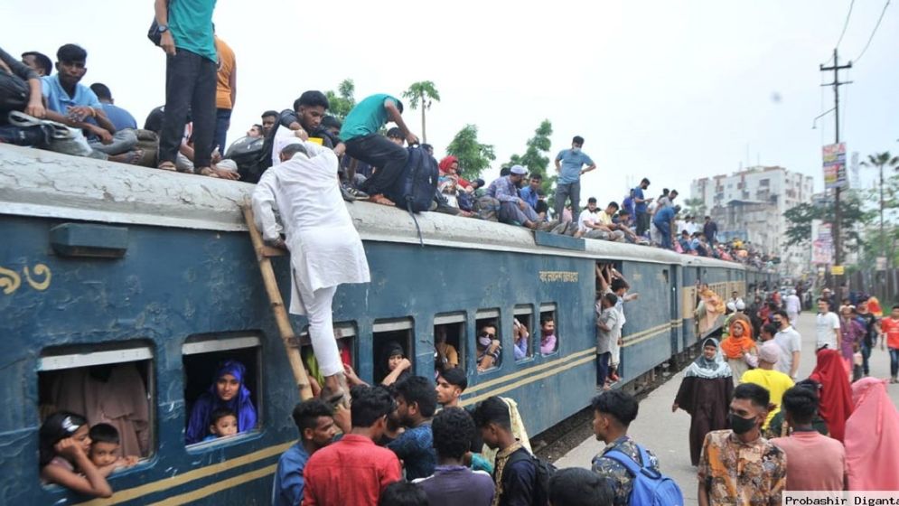 ট্রেনে ঈদযাত্রার দ্বিতীয় দিনের টিকিট বিক্রি আজ