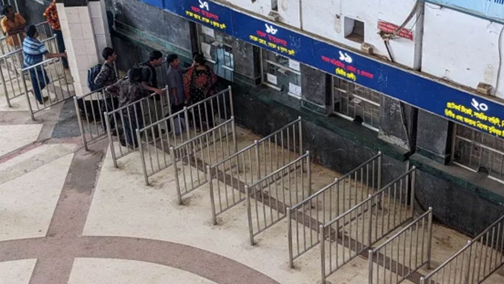 অনলাইন টিকিটে বদলে গেছে ঈদযাত্রা, ফাঁকা কমলাপুর রেলস্টেশন