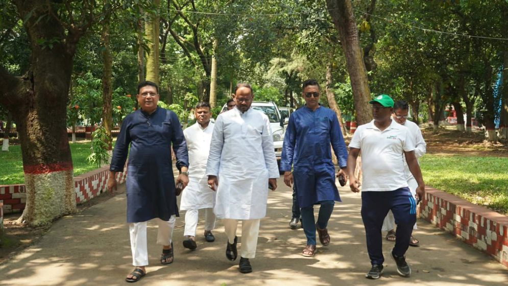 চিড়িয়াখানায় আকস্মিক পরিদর্শনে প্রাণিসম্পদ প্রতিমন্ত্রী