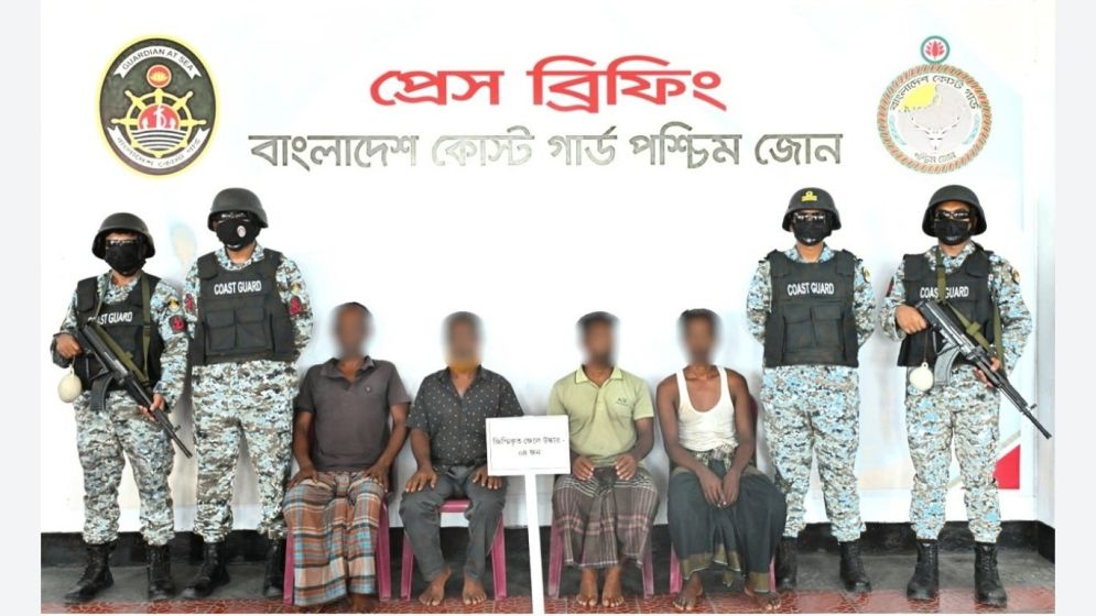 সুন্দরবনে অভিযানে ৪ জেলে উদ্ধার, অস্ত্রসহ আটক ২ দস্যু