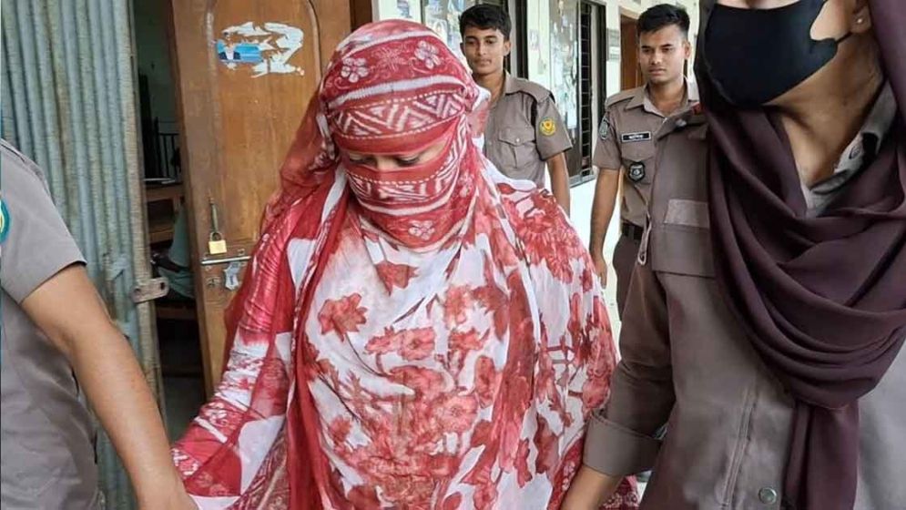 কাঠগড়ায় ‘আয়নাবাজি’ করতে গিয়ে অবশেষে ধরা