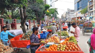 বগুড়ায় ব্যবসায়ীদের দখলে ফুটপাত ও সড়ক