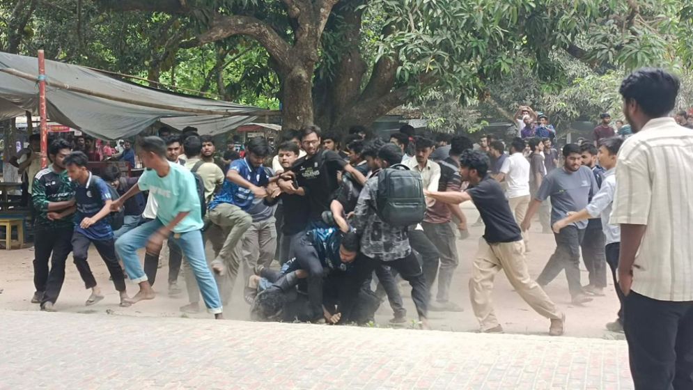ভুল শিক্ষাবর্ষ পরিচয় দেওয়ায় রাবিতে শিক্ষার্থীদের মধ্যে সংঘর্ষ