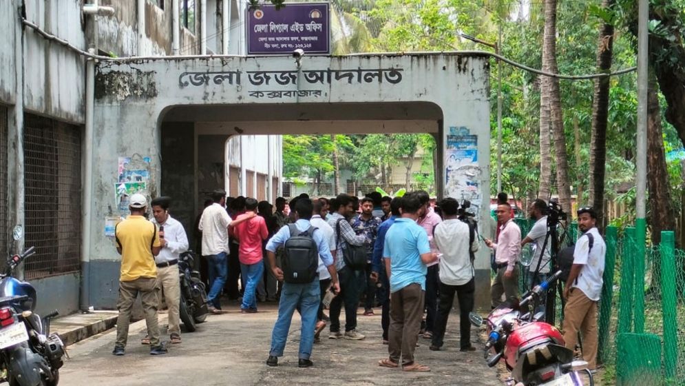 কক্সবাজার আদালতে গোলাগুলি, দুজন গুলিবিদ্ধ