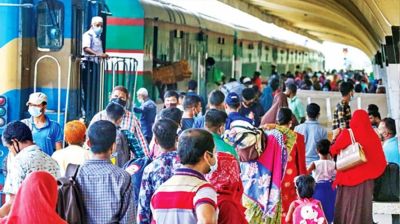 রাজধানী ছাড়ছেন পোশাক শ্রমিকরা, ছুটি ১০৮ কারখানার