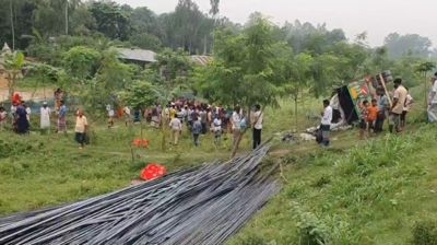 যমুনা সেতুর পূর্বপাড়ে রডবোঝাই ট্রাক উল্টে নিহত ১৫