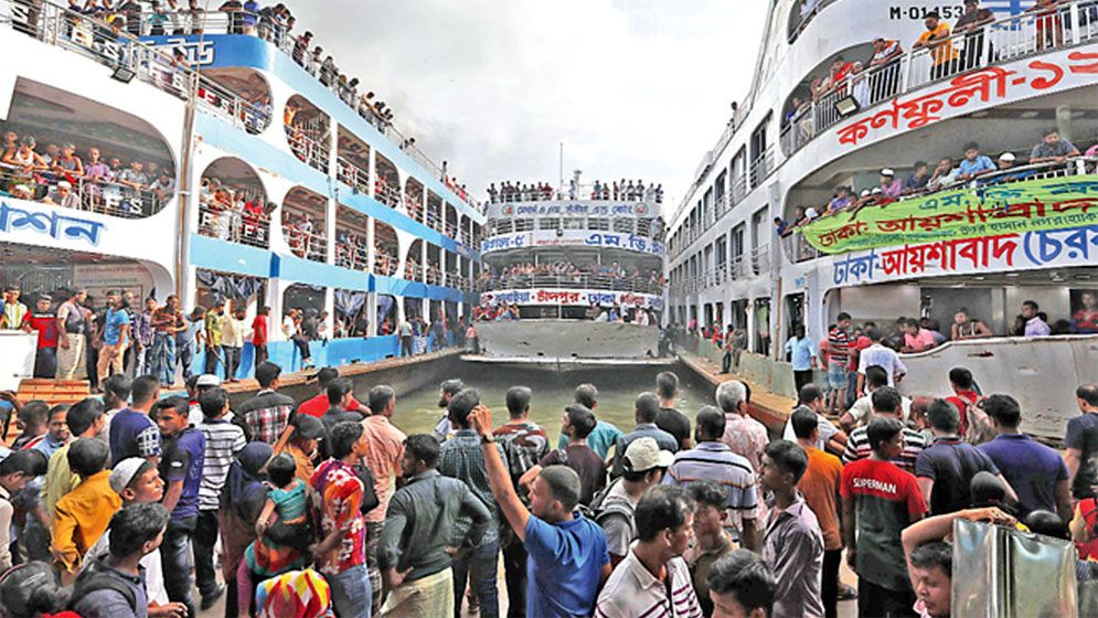 ভারি বৃষ্টিতে সদরঘাট ও পাটুরিয়া-দৌলতদিয়ায় ফেরি-লঞ্চ চলাচল বন্ধ