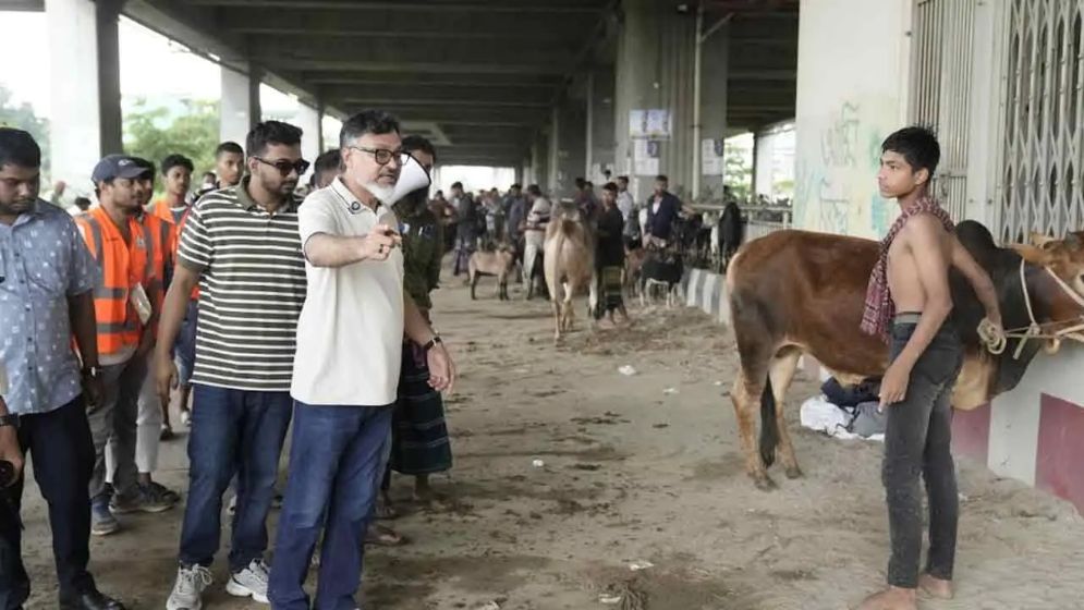 মেট্রোরেল স্টেশনের নিচে অবৈধভাবে বসা পশুর হাট সরাল ডিএমপি