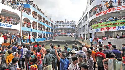 ভারি বৃষ্টিতে সদরঘাট ও পাটুরিয়া-দৌলতদিয়ায় ফেরি-লঞ্চ চলাচল বন্ধ