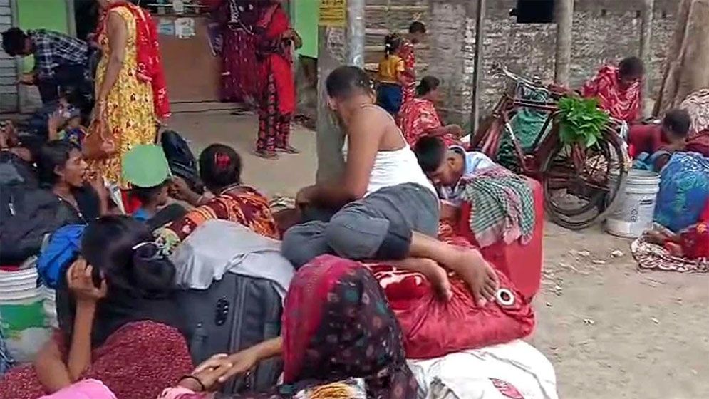 বাংলাদেশে ঢুকতে ভারত সীমান্তে হঠাৎ শত শত মানুষের ভিড়