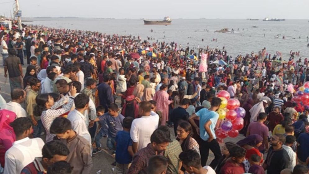 তীব্র গরম উপেক্ষা করে চট্টগ্রামের বিনোদনকেন্দ্রে উপচে পড়া ভিড়