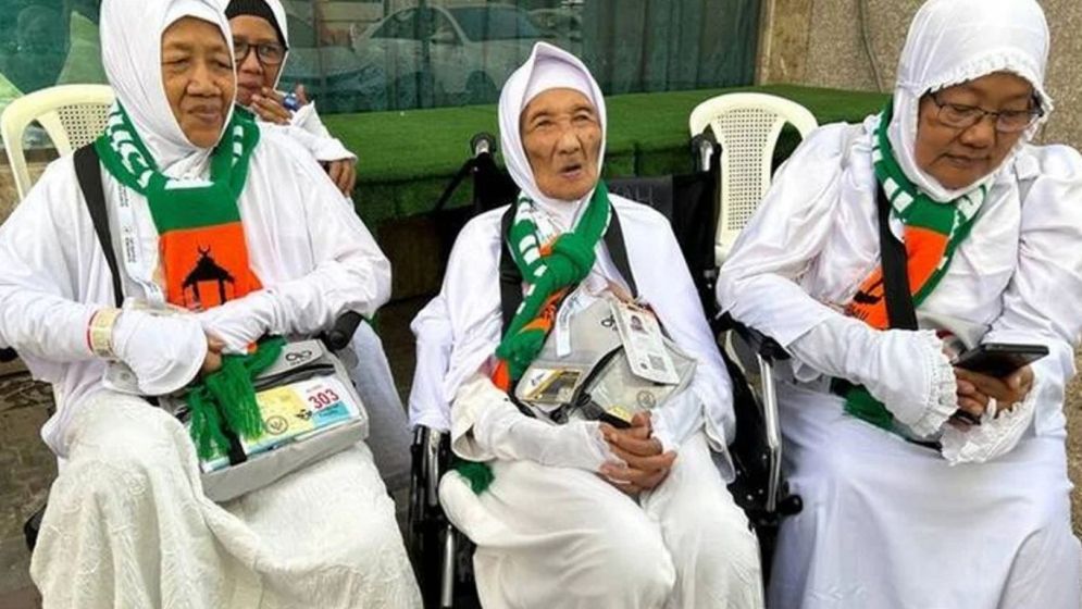 সবচেয়ে বেশি বয়সী মানুষ হিসেবে হজ করে নজির গড়লেন বৃদ্ধা