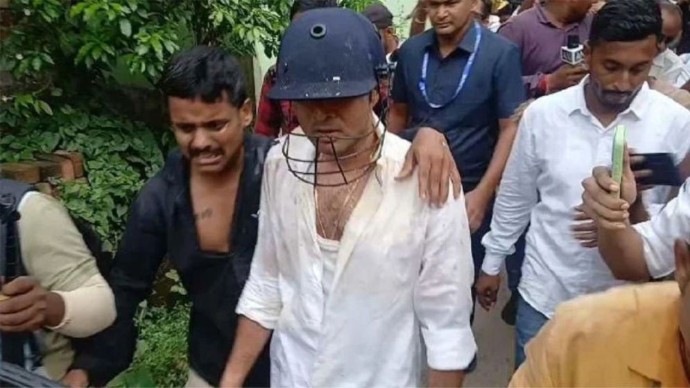 তৃণমূল কংগ্রেস নেতা অভিষেক ব্যানার্জীকে ডিম-কাঁদা ছুঁড়ে হেনস্থা