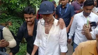 তৃণমূল কংগ্রেস নেতা অভিষেক ব্যানার্জীকে ডিম-কাঁদা ছুঁড়ে হেনস্থা