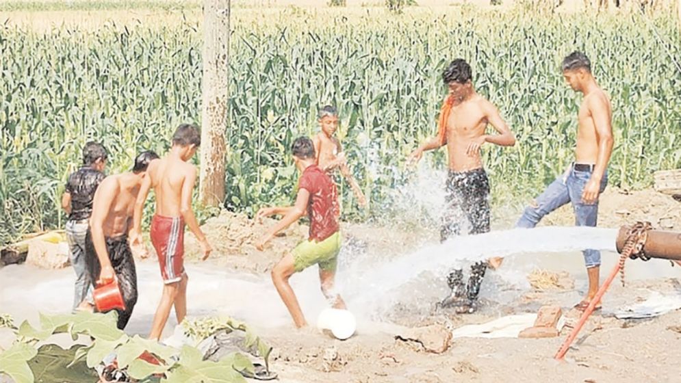 সিরাজগঞ্জে তীব্র গরমে নাকাল জনজীবন, বৃষ্টির অপেক্ষায় মানুষ