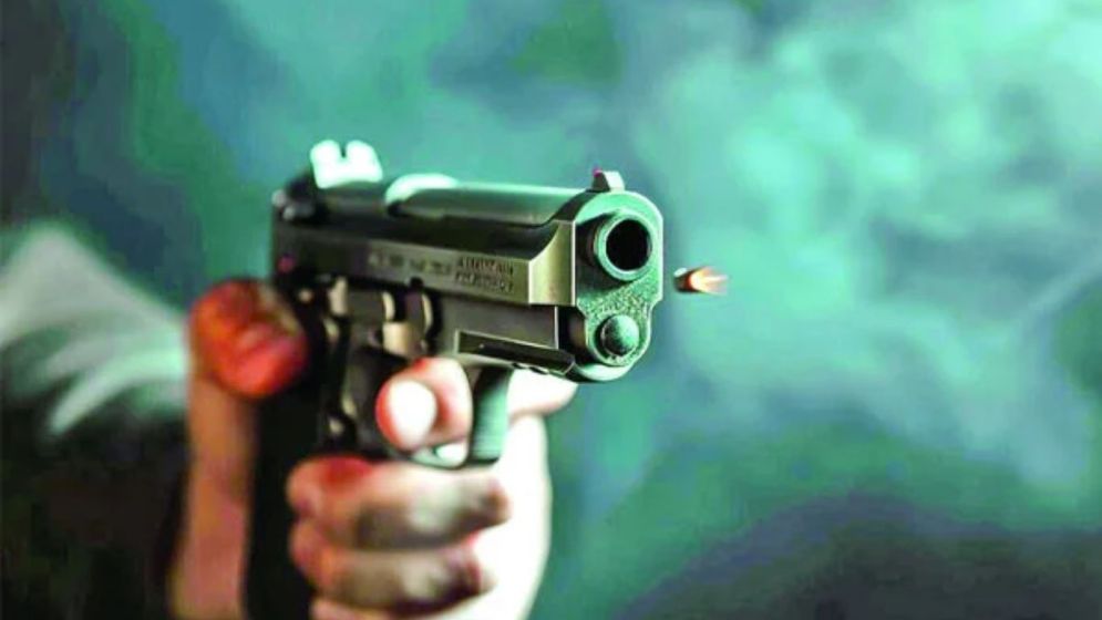 পাবনায় গুলিতে পিতা, ছুরিতে কলেজছাত্র খুন