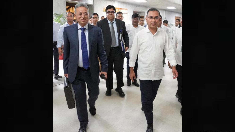 কালো ব্রিফকেস নিয়ে সংসদে প্রবেশ করলেন অর্থমন্ত্রী