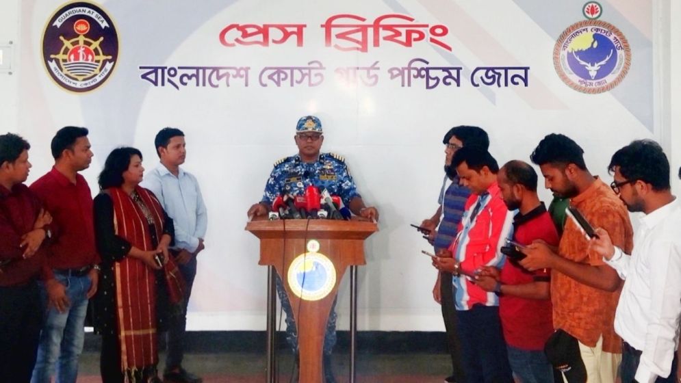 সুন্দরবনে কোস্ট গার্ডের অভিযানে ৩৯ দস্যু আটক, ৪১ জেলে উদ্ধার