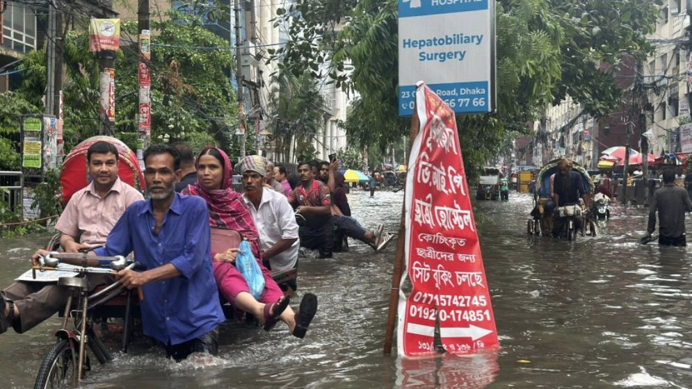 ৪৩ মিলিমিটার বৃষ্টিতে জলাবদ্ধ ঢাকার সড়ক, তীব্র যানজটে দুর্ভোগ