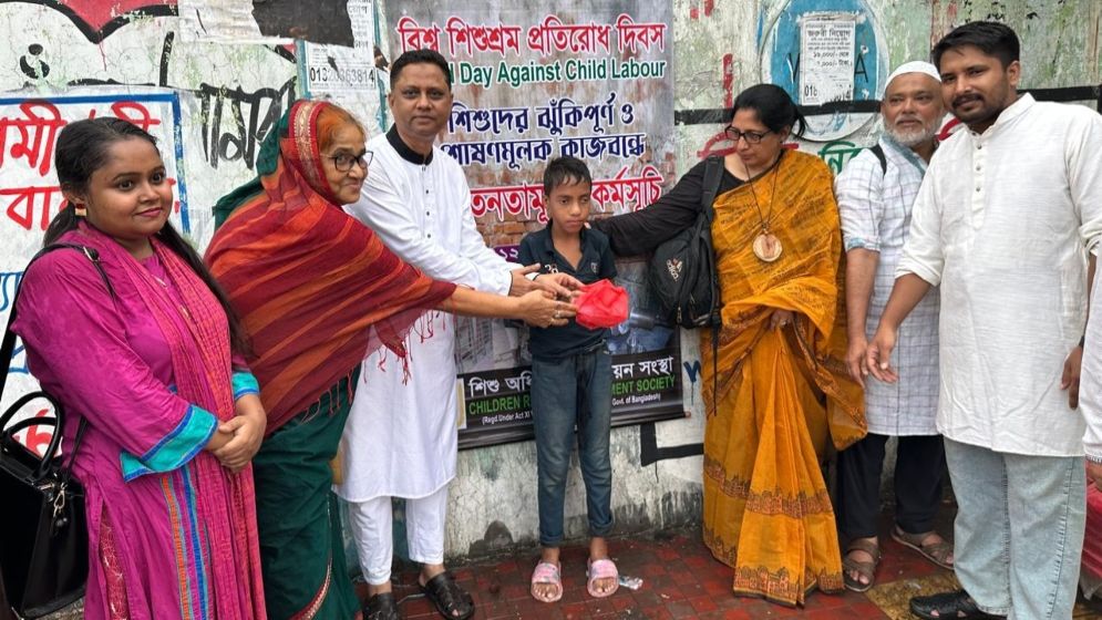 সুবিধাবঞ্চিত শিশুদের মাঝে খাবার বিতরণ, শিশুশ্রম বন্ধে সম্মিলিত উদ্যোগের আহ্বান