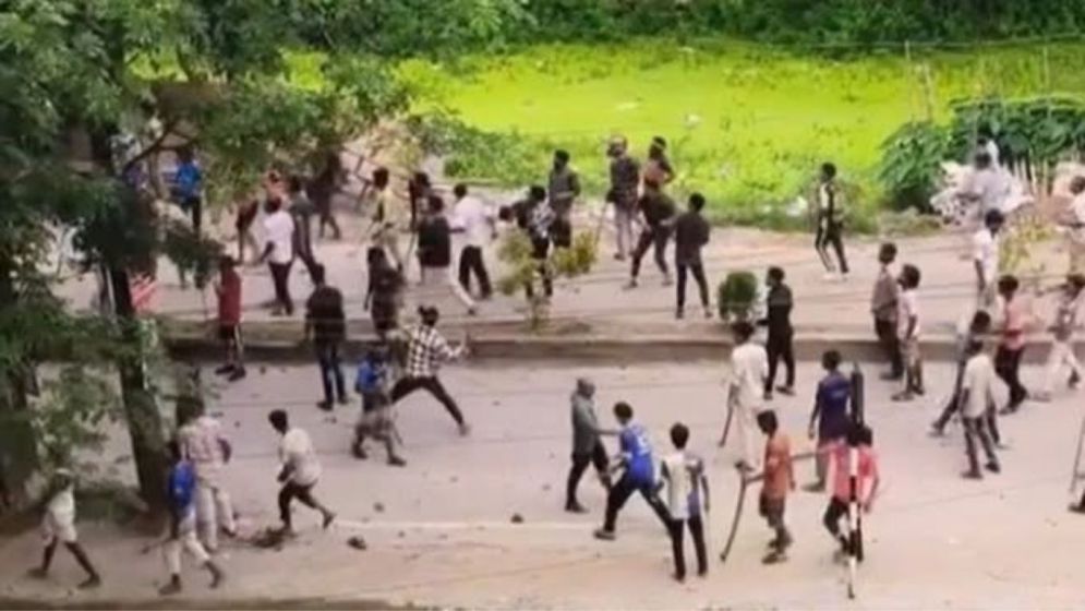 হজযাত্রীর লাগেজ নিয়ে বিরোধ, কসবায় সংঘর্ষে আহত ১০