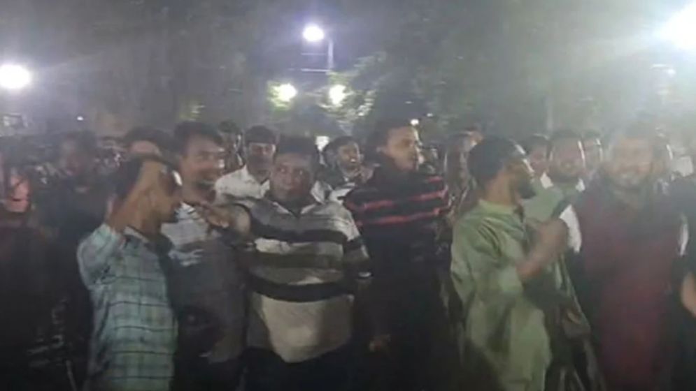 শাহবাগে ছাত্রশিবিরের বিরুদ্ধে ছাত্রদলের বিক্ষোভ