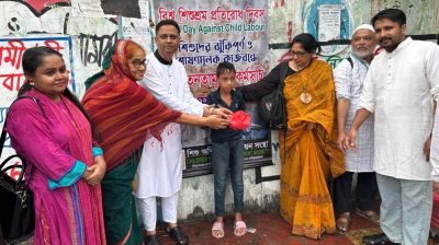 সুবিধাবঞ্চিত শিশুদের মাঝে খাবার বিতরণ, শিশুশ্রম বন্ধে সম্মিলিত উদ্যোগের আহ্বান