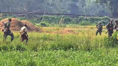 পুশ ইন করা সেই বৃদ্ধকে ভারতে নিয়ে গেছে বিএসএফ