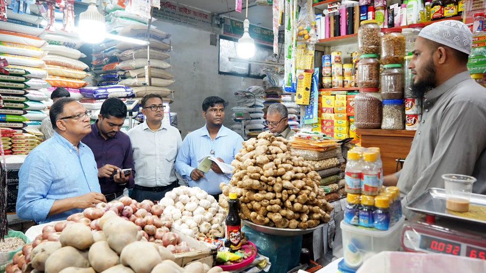 বাজারে স্বস্তি, কমেছে আদা-রসুন-পেঁয়াজের দাম, মূল্য তালিকা টানানোর নির্দেশ প্রতিমন্ত্রীর