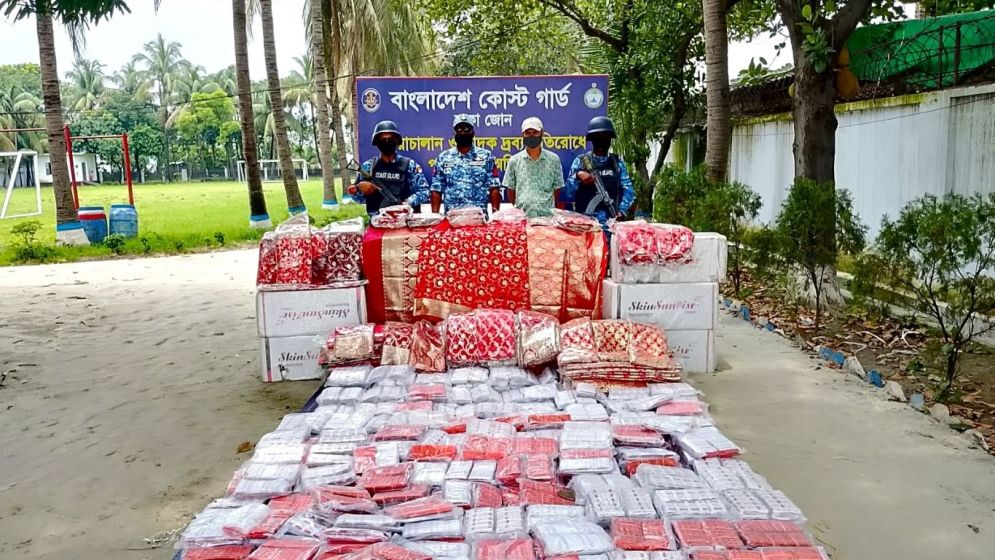 নারায়ণগঞ্জে কোস্ট গার্ডের অভিযানে দেড় কোটি টাকার ভারতীয় পণ্য জব্দ