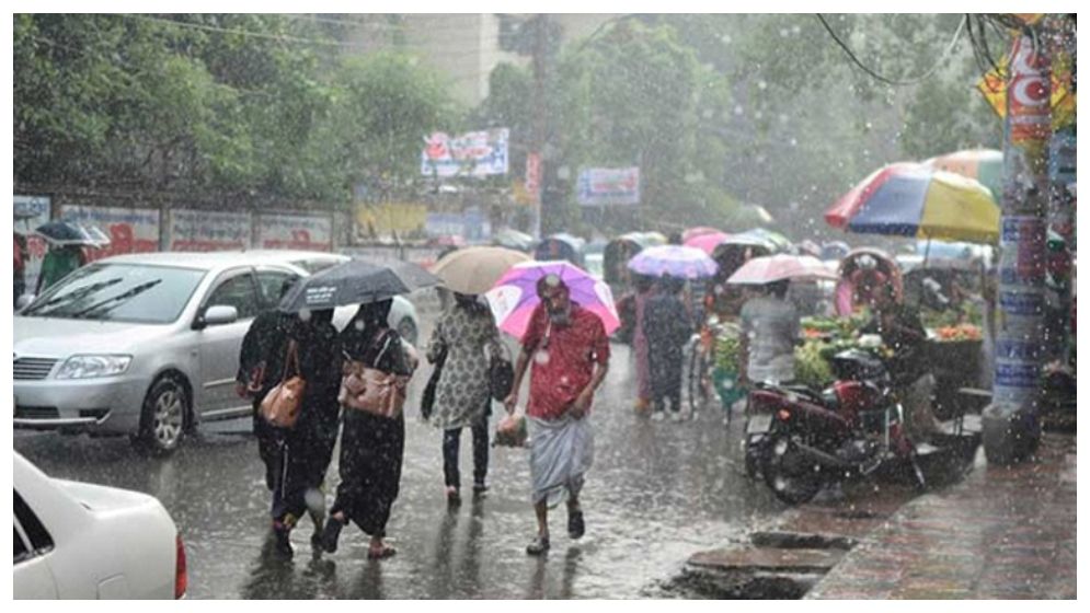 ভ্যাপসা গরমের পর স্বস্তির বৃষ্টি, অফিসফেরত মানুষের ভোগান্তি