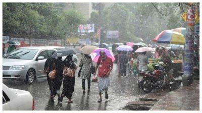 ভ্যাপসা গরমের পর স্বস্তির বৃষ্টি, অফিসফেরত মানুষের ভোগান্তি